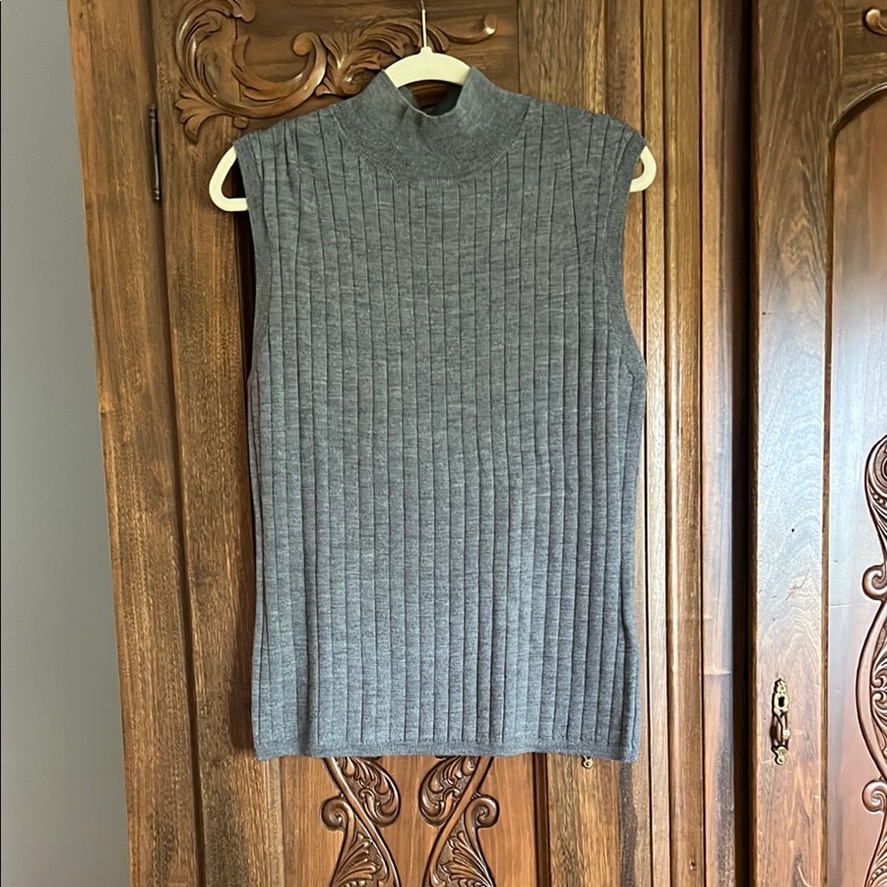Banana Republic. Gray Ribbed Sleeveless Sweater, Size Large